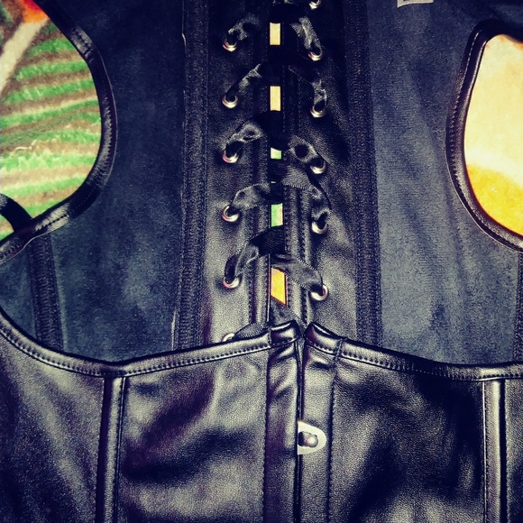 Plus Size Sexy faux leather Corset - Picture 3 of 6